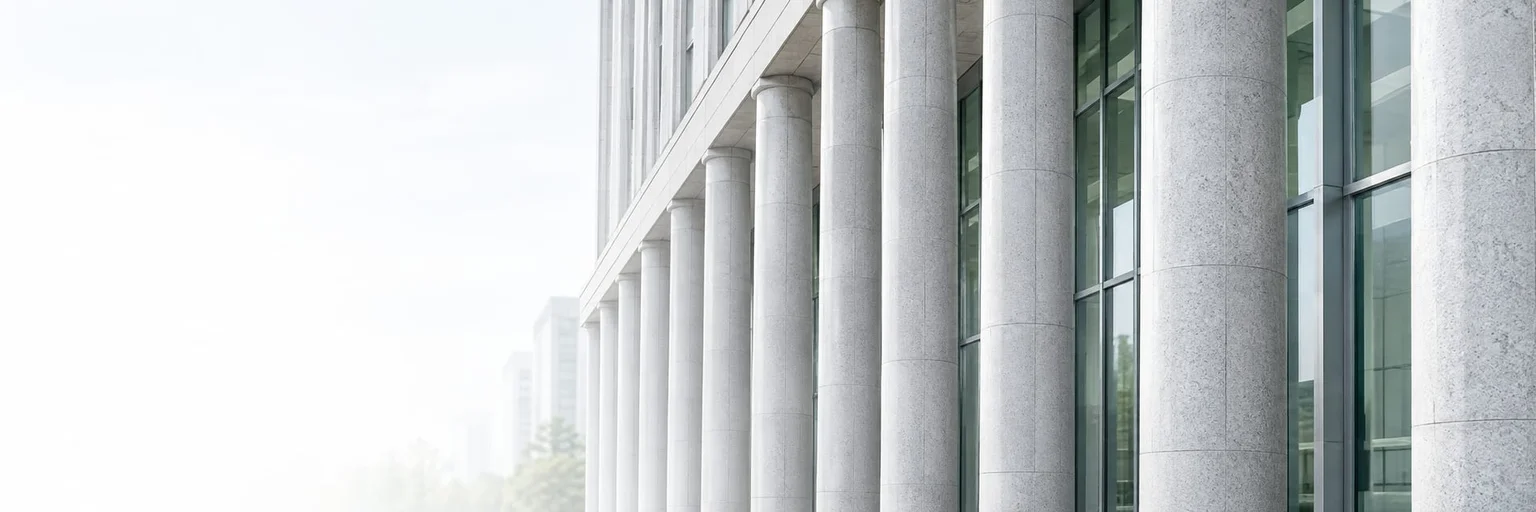 政策法规横幅：浅灰柱廊建筑概念图