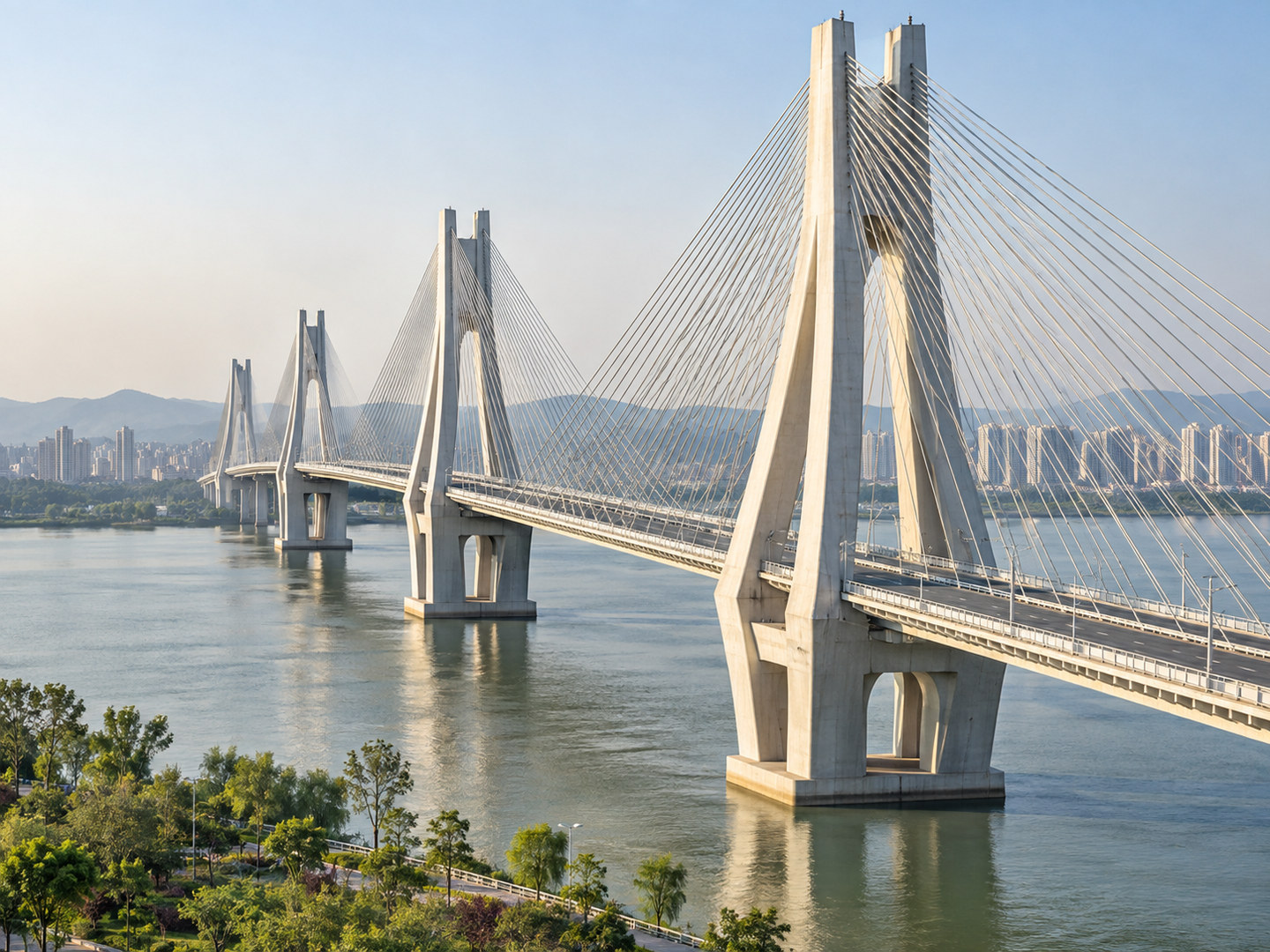 跨江桥梁与沿岸城市的工程建筑意象